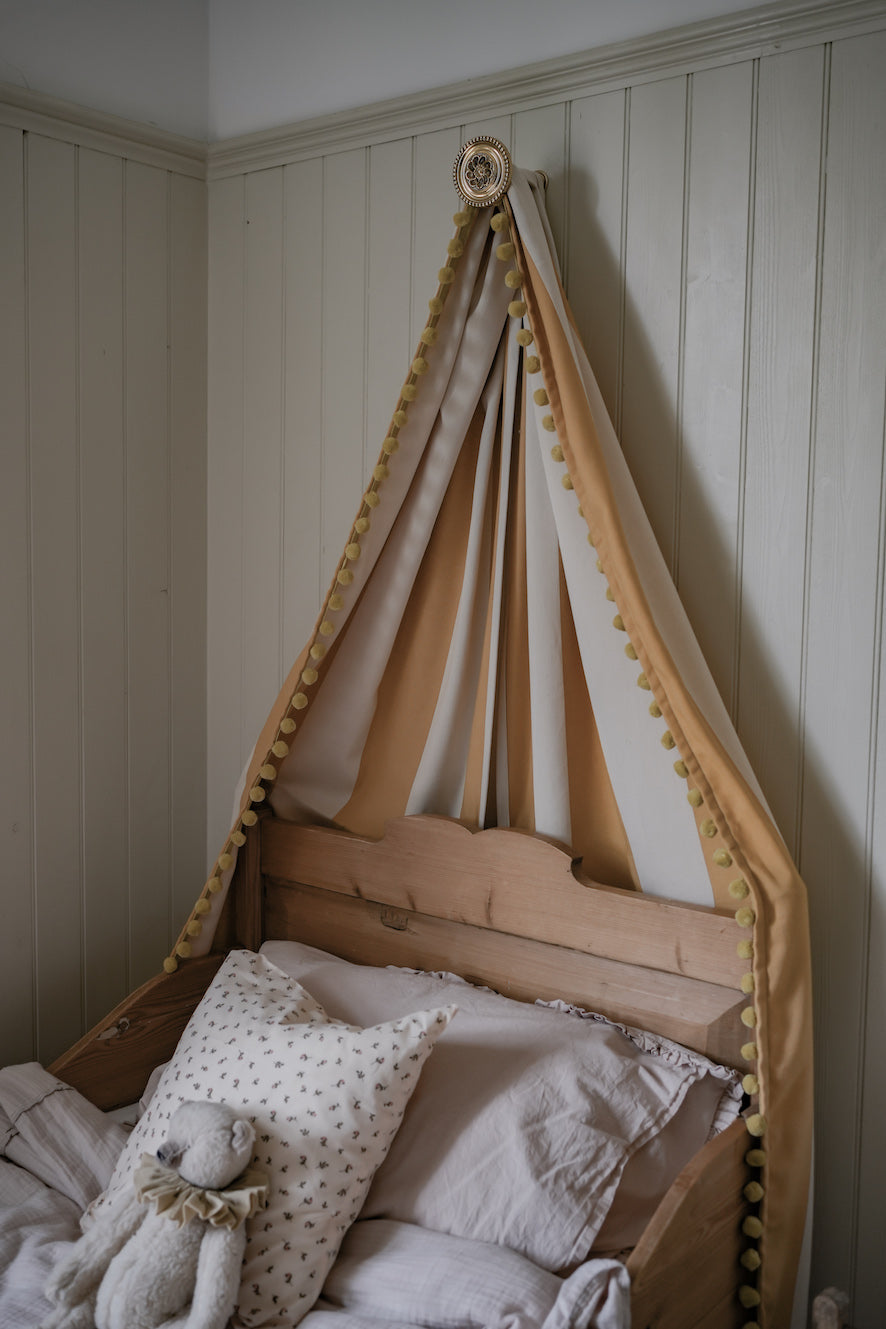 Pom pom store bed canopy